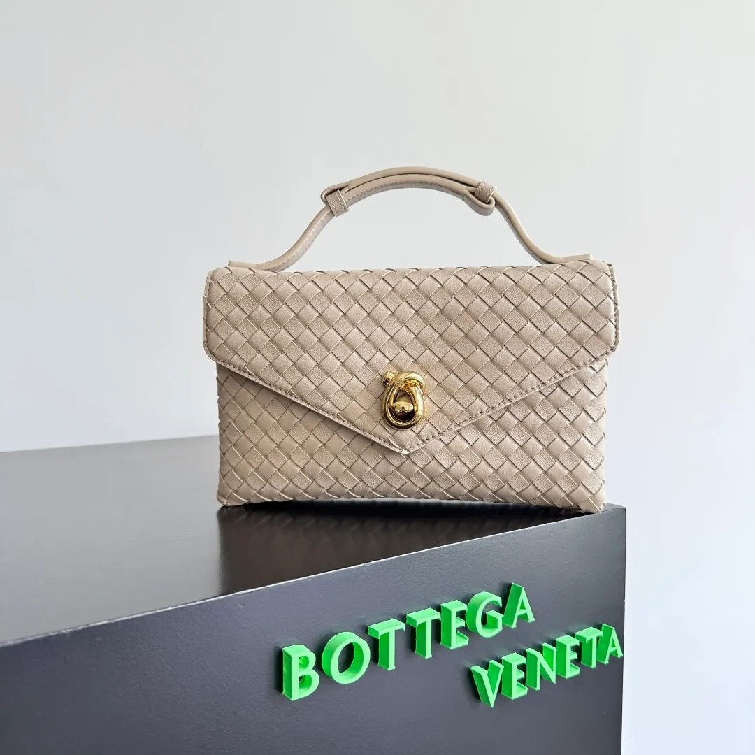 Batch 1660 BOTTEGA VENETA 2025 new product KNOT LOCK crossbody bag subverts the rigid lines of traditional tote bags, using drapey leather to create a three-dimensional silhouette that breathes. It has compartments and multiple card slots inside, making it a versatile commuter bag that can be used in various occasions. The details are full of exquisiteness, the casual retro color tone, and the upper body are full of elegance. Whether you are commuting or going out on the street, you can easily hold it. The two carrying methods of hand-carrying and long shoulder strap are very practical! At the same time, the shoulder strap is detachable, suitable for various dressing styles~ Whether it is a dinner party or daily commuting, it can be easily controlled and becomes your versatile tool❤️ Style number: 817191 Size: 25*16*5.5cm